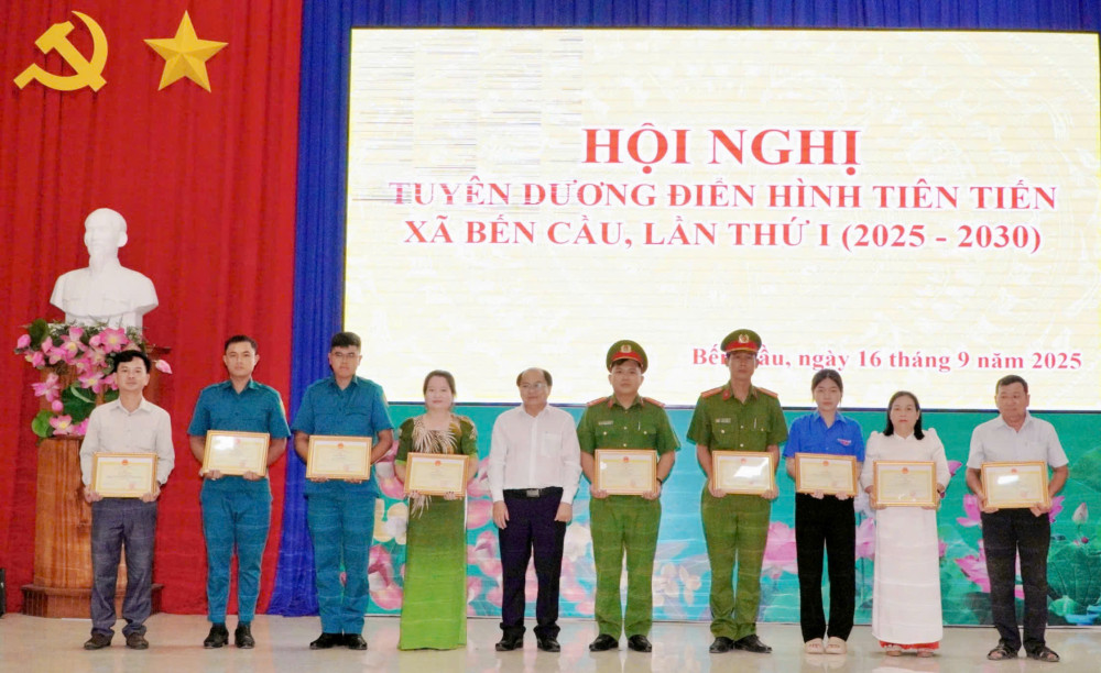 Gương sáng trong phong trào thi đua 'Vì an ninh Tổ quốc'