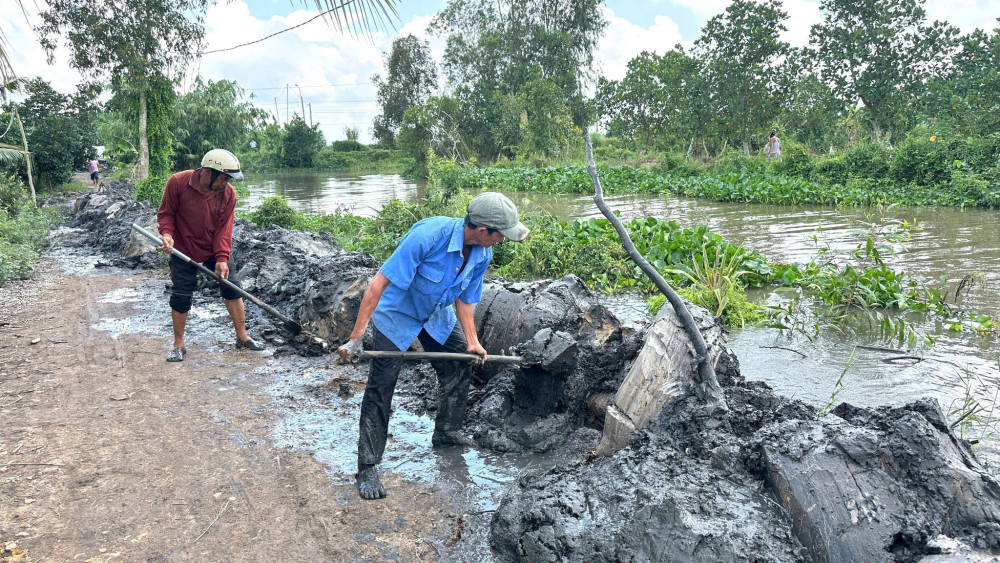 'Căng mình' ứng phó với lũ: Đê bao "oằn mình" ngăn lũ (Bài 2)