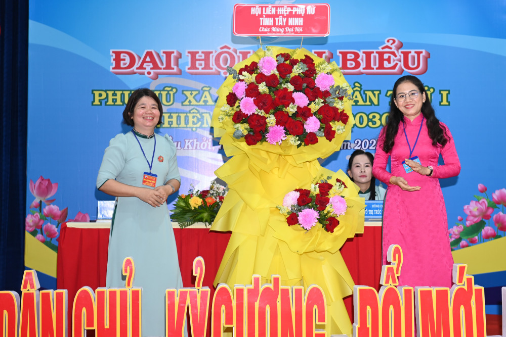 Phó Chủ tịch Hội LHPN tỉnh Tây Ninh Võ Thị Thúy Yên (bên phải) tặng lẵng hoa chúc mừng Đại hội