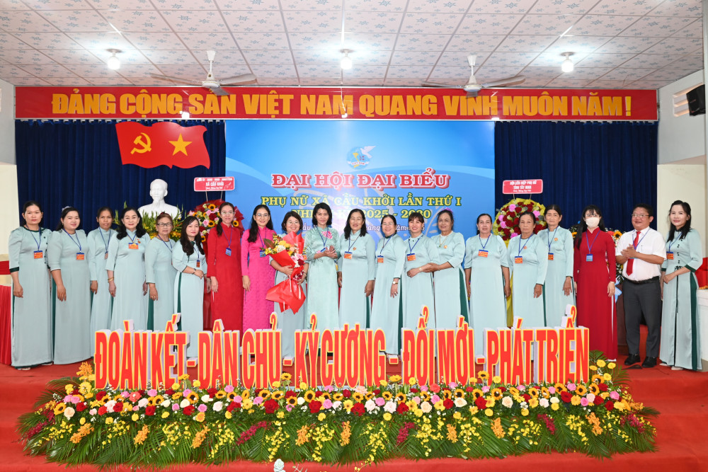 Đại biểu lãnh tặng hoa chúc mừng Ban Chấp hành Hội LHPN xã Cầu Khởi, nhiệm kỳ 2025-2030