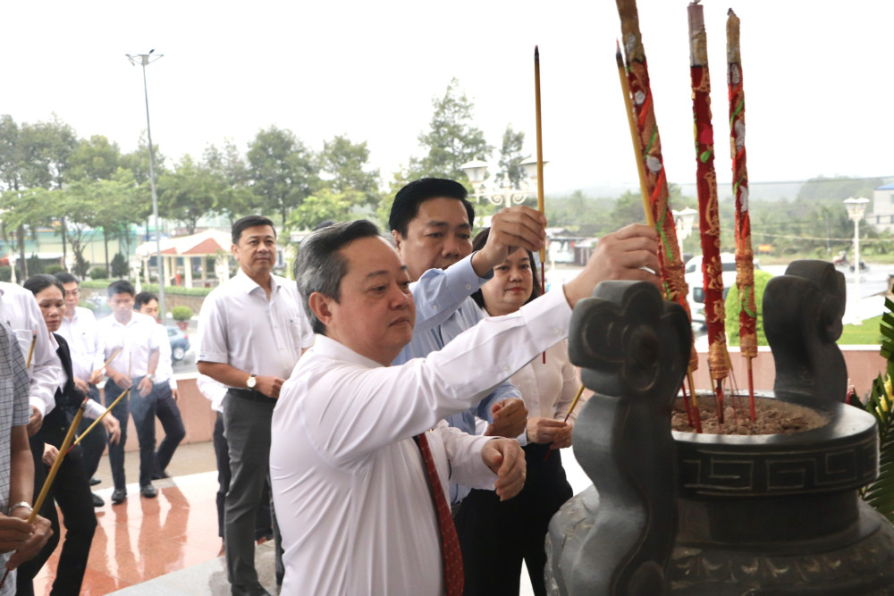 Cụm Thi đua số IV -  Ban Nội chính Trung ương dâng hương tại Đài tưởng niệm Anh hùng liệt sĩ tỉnh Tây Ninh