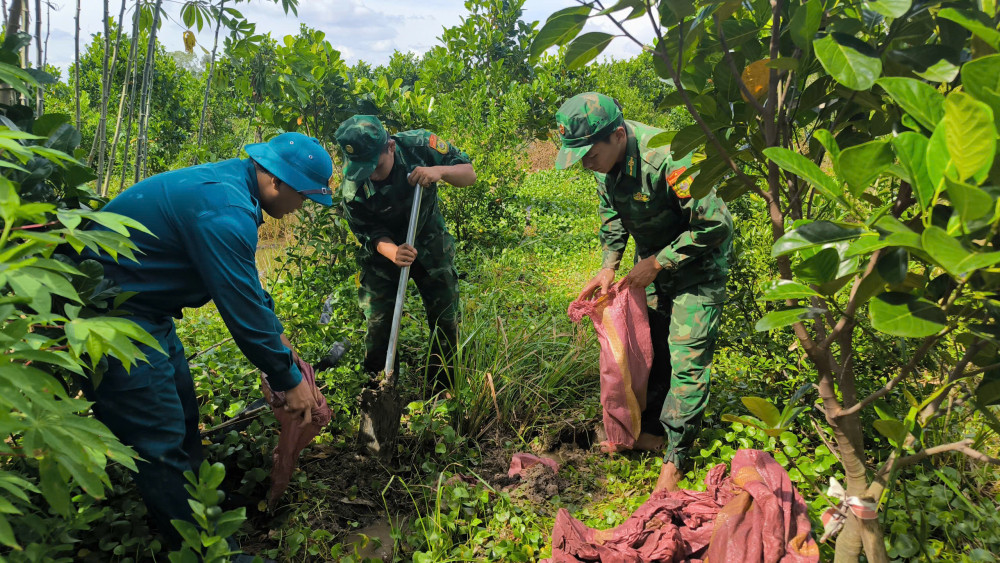 Đồn Biên phòng Mỹ Thạnh Tây khẩn trương giúp dân phòng, chống lũ