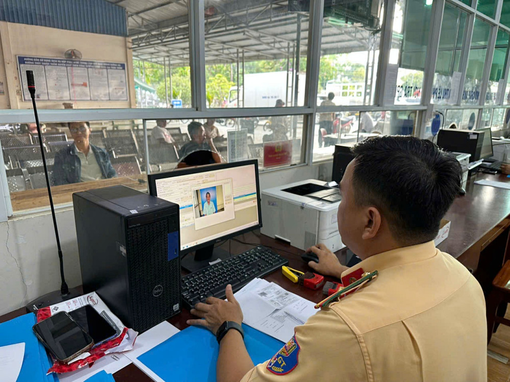 Khuyến khích chuyển đổi giấy phép lái xe sang thẻ nhựa PET