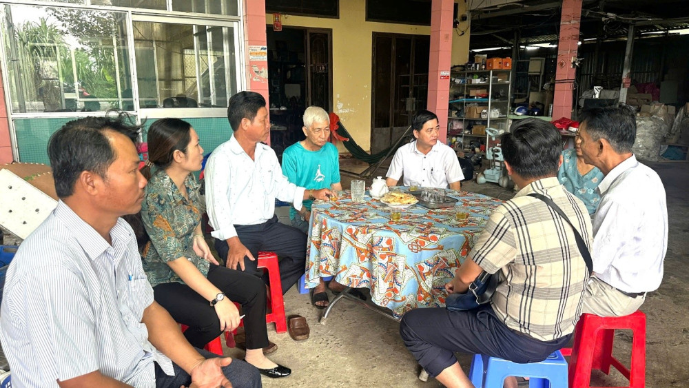 Lãnh đạo xã Tân Thạnh thăm hỏi, động viên gia đình bị thiệt hại do mưa lũ