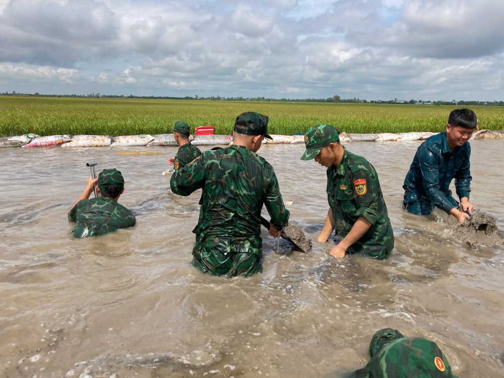 Ấm lòng giữa mùa lũ