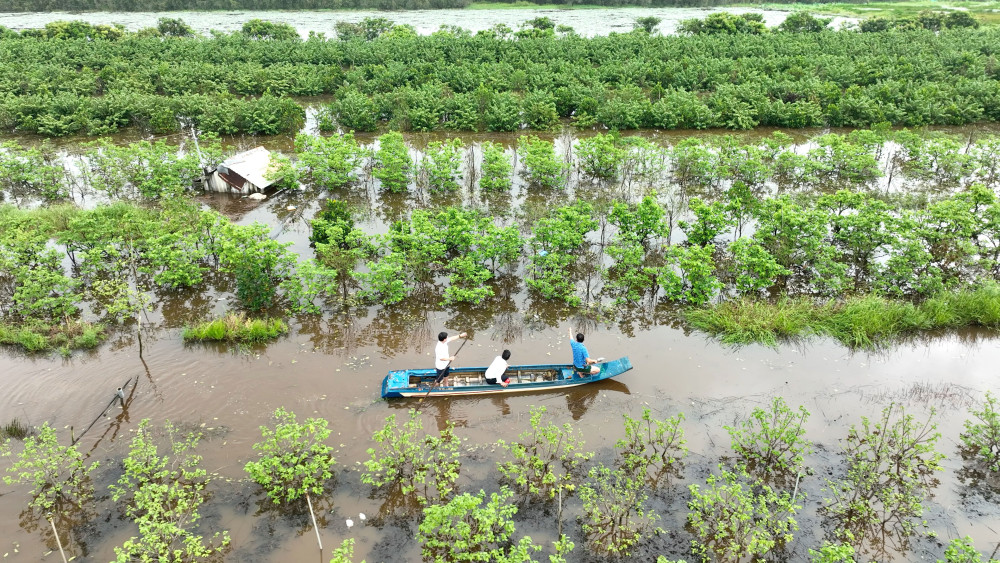 Lãnh đạo xã Tân Thạnh thăm hỏi, động viên gia đình bị thiệt hại do mưa lũ