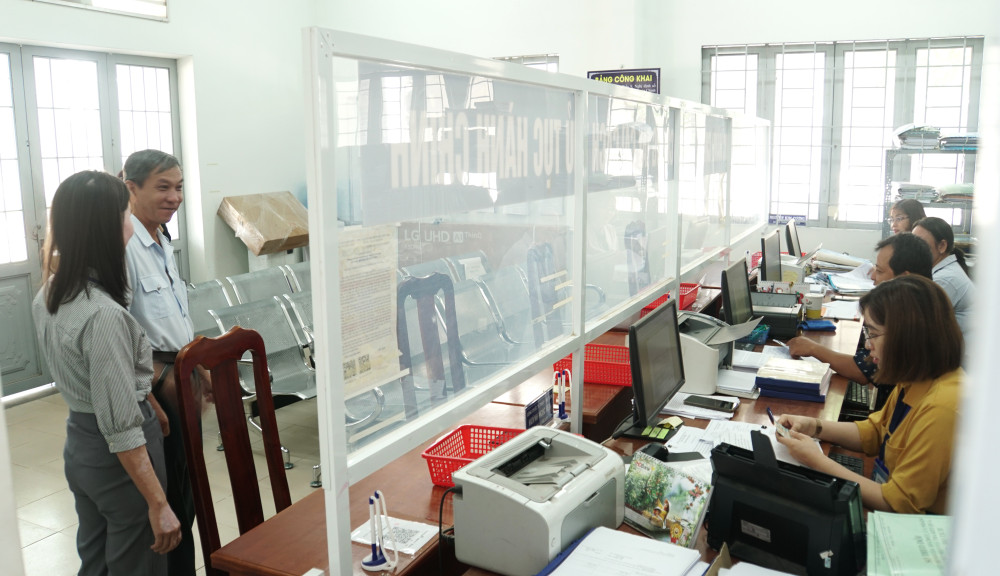 Sở Nội vụ kiểm tra công vụ đột xuất tại UBND xã Tân Đông 