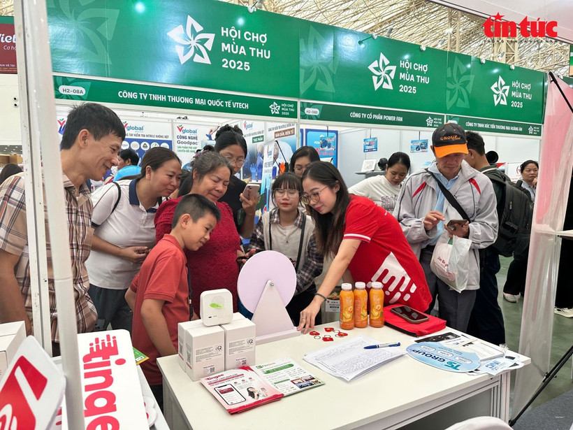 Over 211 million VND raised for flood victims after four days of Autumn Fair