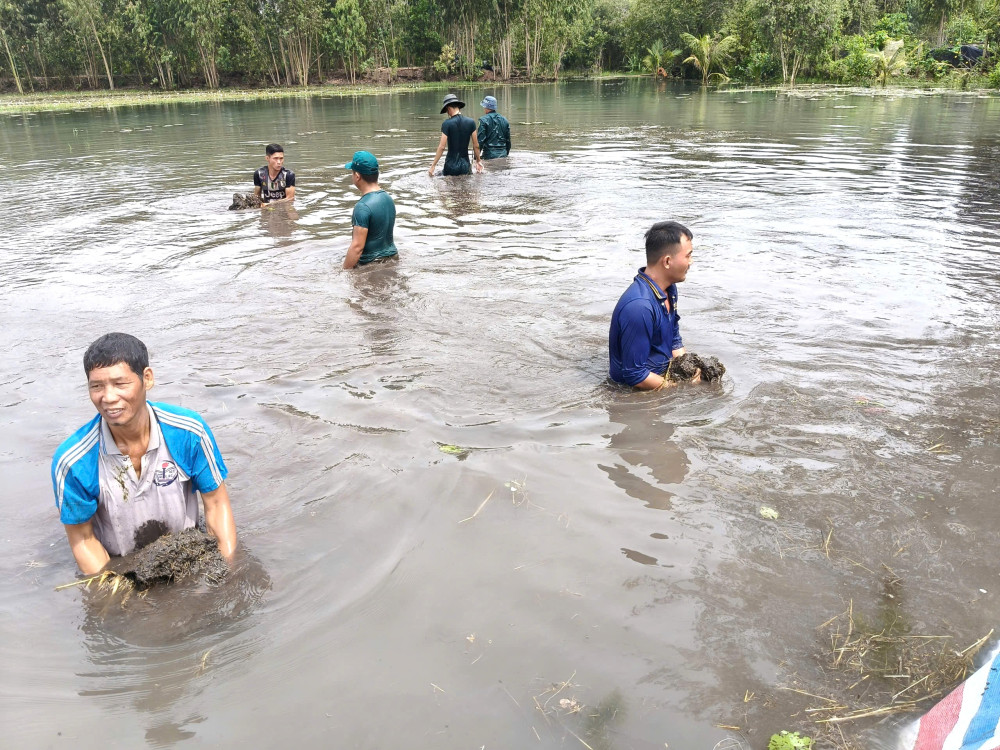 Xã Đông Thành chung tay ngăn lũ