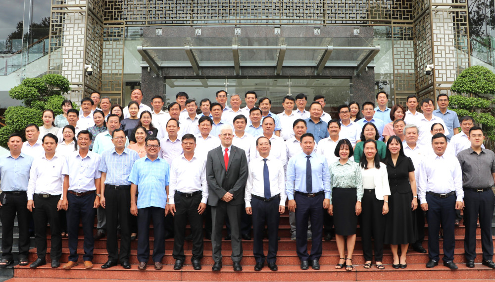 Lãnh đạo tỉnh và đại diện các cơ sở đào tạo chụp hình lưu niệm sau lễ khai giảng khóa bồi dưỡng quốc tế cho đội ngũ cán bộ lãnh đạo, quản lý tỉnh Tây Ninh