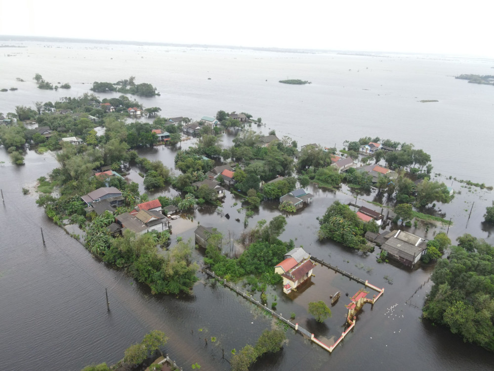 Thời tiết hôm nay 29/10: Mưa dông vẫn bao trùm miền Trung, lũ chưa có dấu hiệu rút