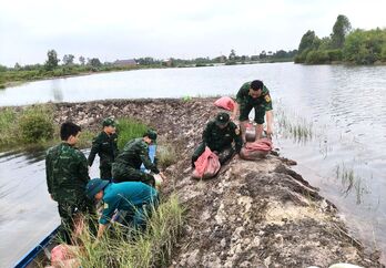 Xã Đông Thành chung tay ngăn lũ Xã Đông Thành chung tay ngăn lũ