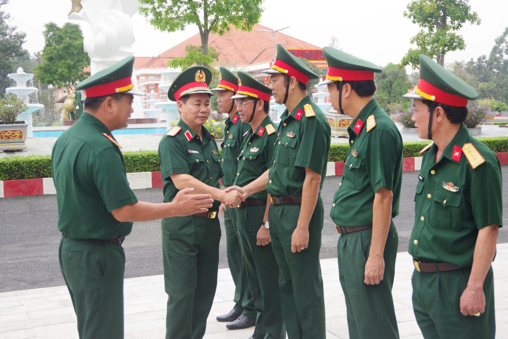 Trung tướng Đỗ Xuân Tụng đến thăm và làm việc tại Sư đoàn 5