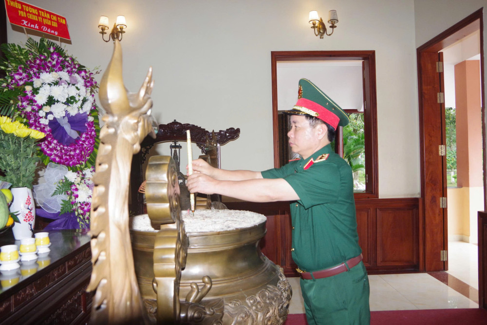 Trung tướng Đỗ Xuân Tụng đến thăm và làm việc tại Sư đoàn 5