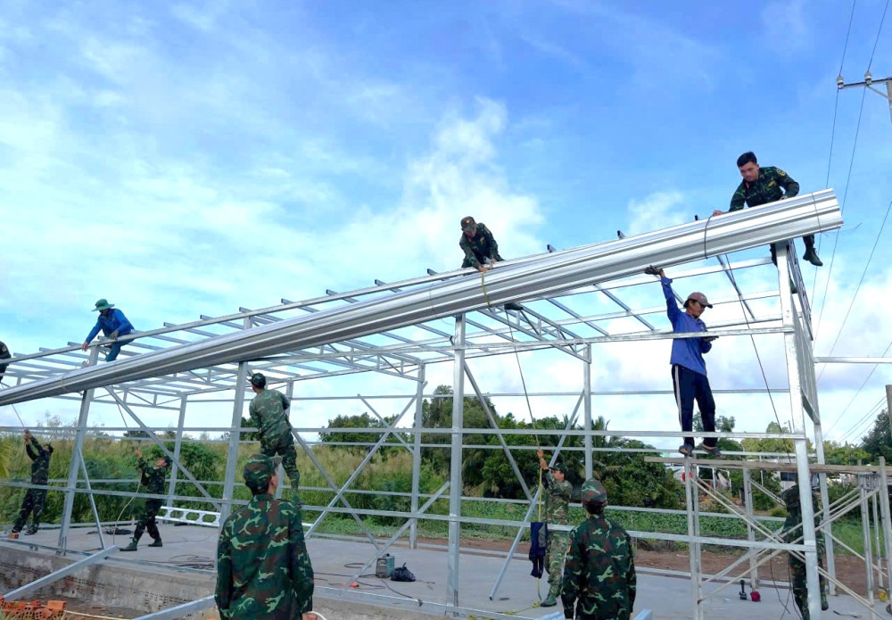 Người dân gặp khó có bộ đội, dân quân