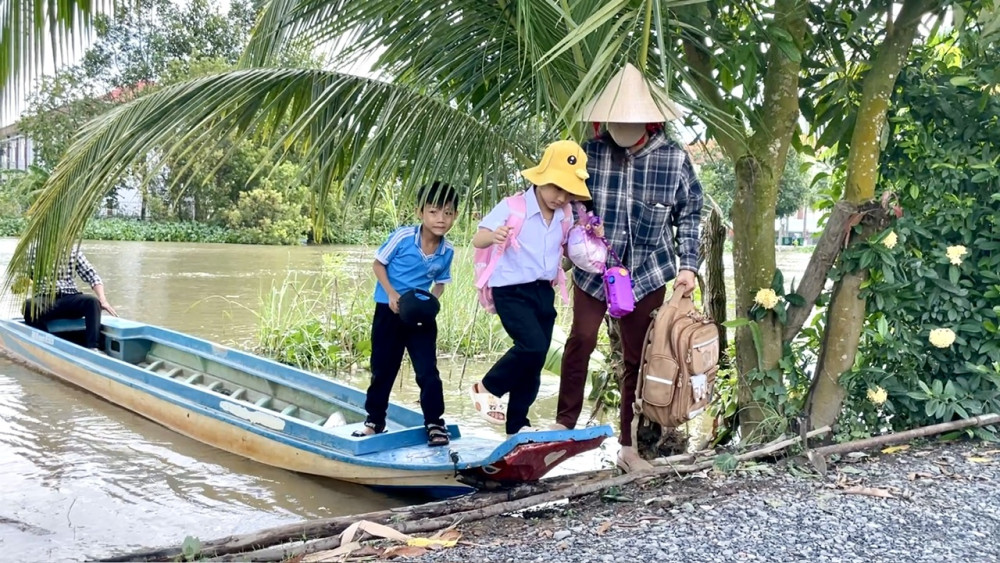 Gian nan học sinh đến trường mùa lũ