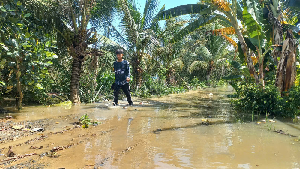 Gian nan học sinh đến trường mùa lũ