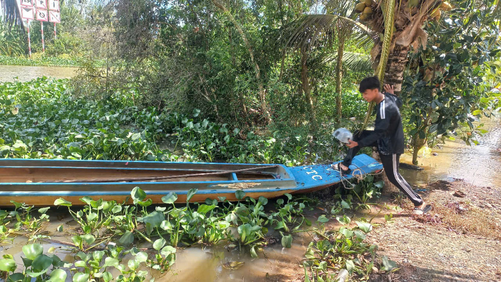Gian nan học sinh đến trường mùa lũ