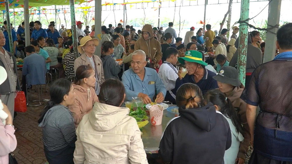 Hàng trăm ngàn khách thập phương về dự Lễ giỗ Anh hùng dân tộc Nguyễn Trung Trực