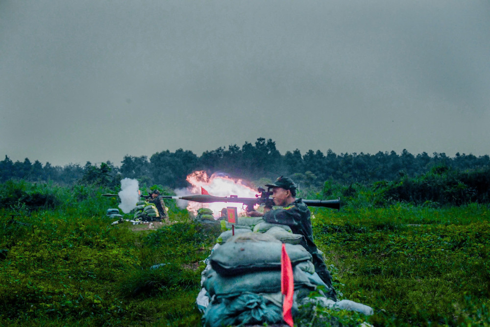 Trung đoàn 738 tổ chức bắn đạn thật và diễn tập Đại đội bộ binh tiến công