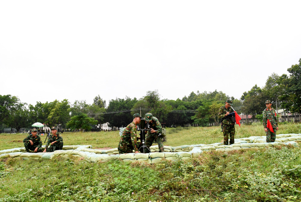 Trung đoàn 738 tổ chức bắn đạn thật và diễn tập Đại đội bộ binh tiến công