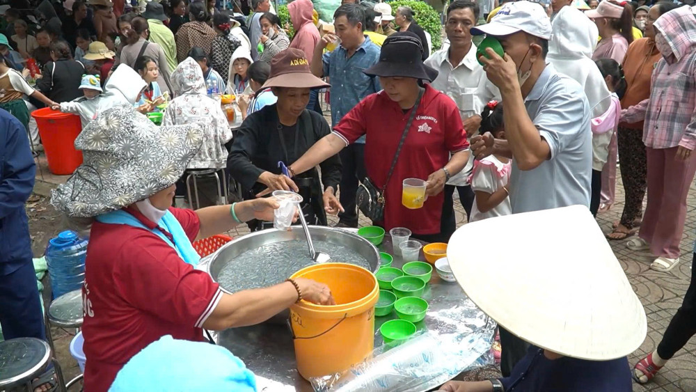 Hàng trăm ngàn khách thập phương về dự Lễ giỗ Anh hùng dân tộc Nguyễn Trung Trực