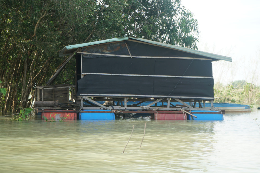 Những căn chòi di động trong hồ Dầu Tiếng Một trong những căn chòi nổi bồng bềnh trong hồ Dầu Tiếng