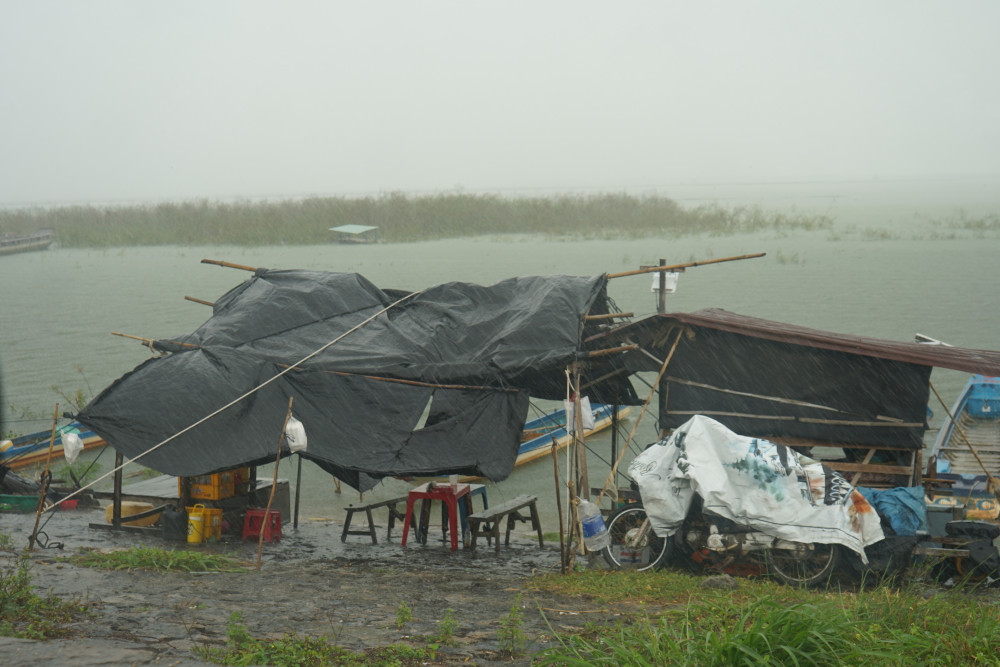 Những căn chòi di động trong hồ Dầu Tiếng Có chòi trở thành điểm bán cà phê cho khách thương hồ