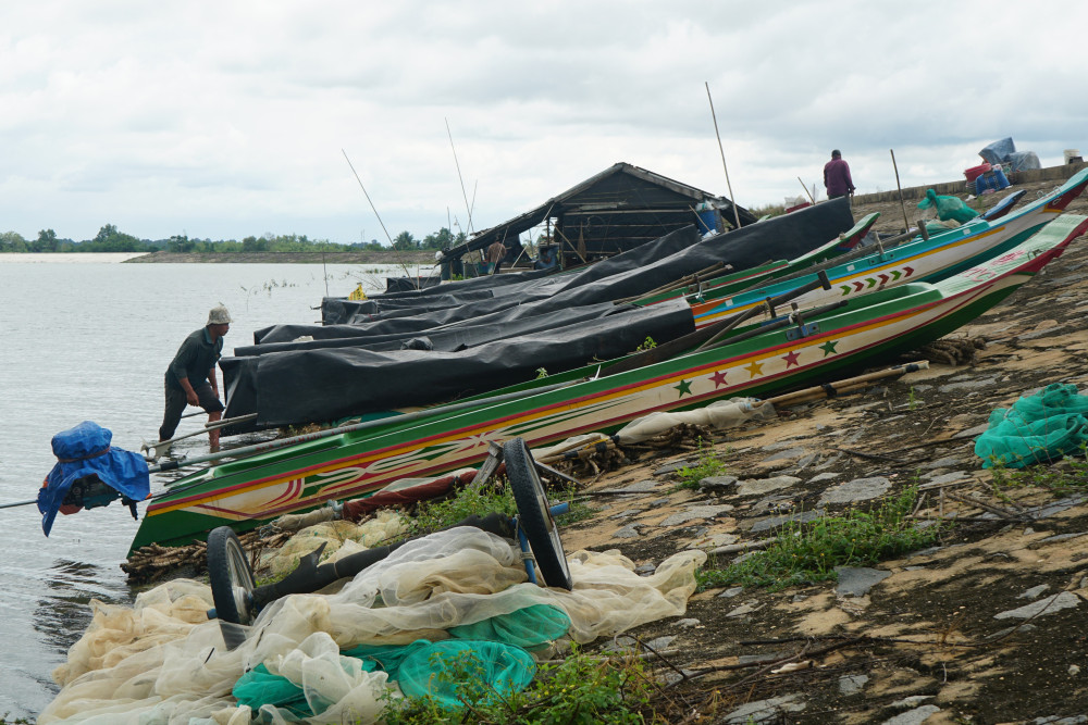 Những căn chòi di động trong hồ Dầu Tiếng Hằng chục phương tiện đánh cá được kéo lên mái đê, không dám ra khơi trước tình hình mưa bão thất thường