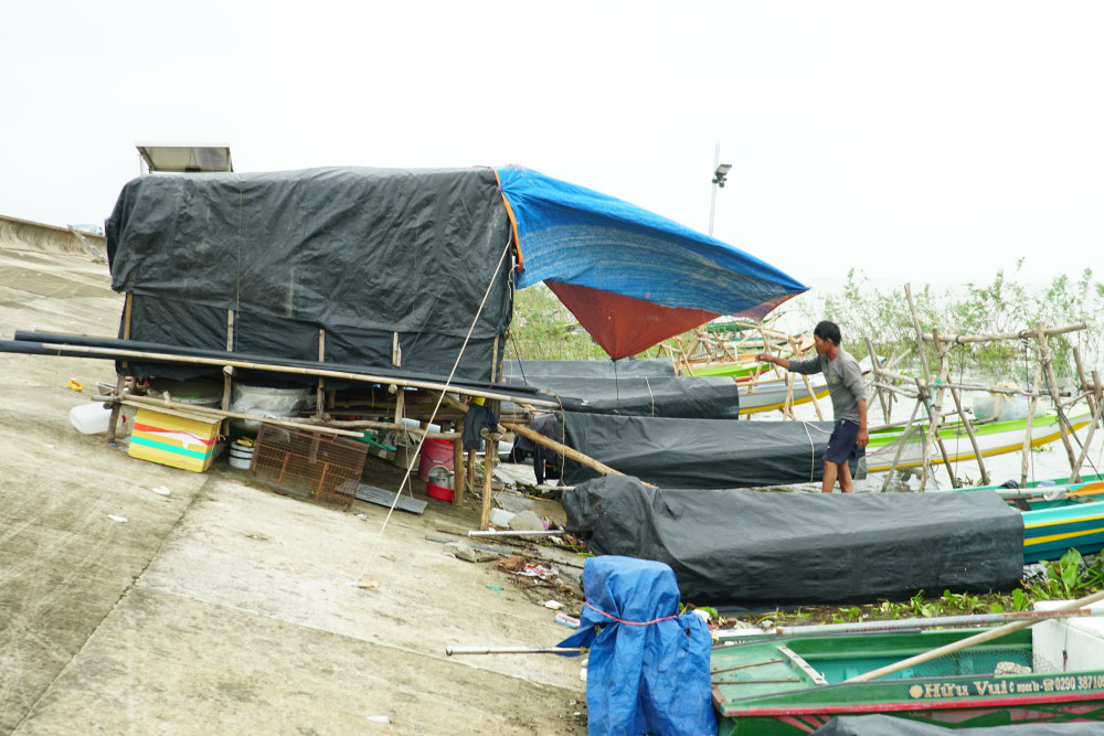 Những căn chòi di động trong hồ Dầu Tiếng Những căn chòi trở nên mong manh trước giông gió trong hồ