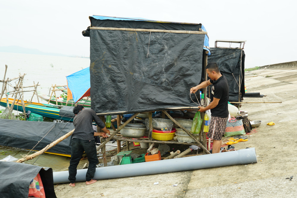 Những căn chòi di động trong hồ Dầu Tiếng Người dân gia cố nơi ở của mình trước tình hình thời tiết thất thường