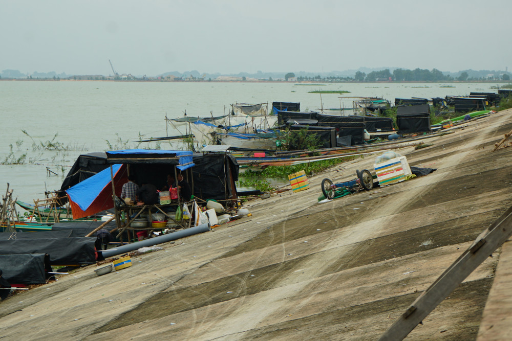 Những căn chòi di động trong hồ Dầu Tiếng Một dãy chòi trong hồ Dầu Tiếng trước mùa mưa bão