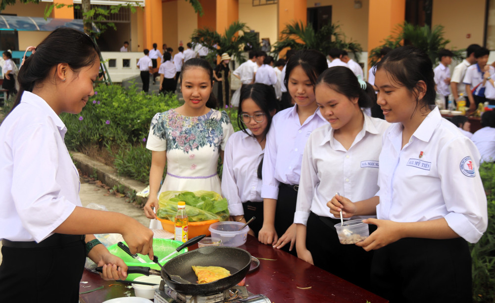 Trường THPT Nguyễn Trung Trực – Bến Lức hướng về ngày giỗ cụ Nguyễn