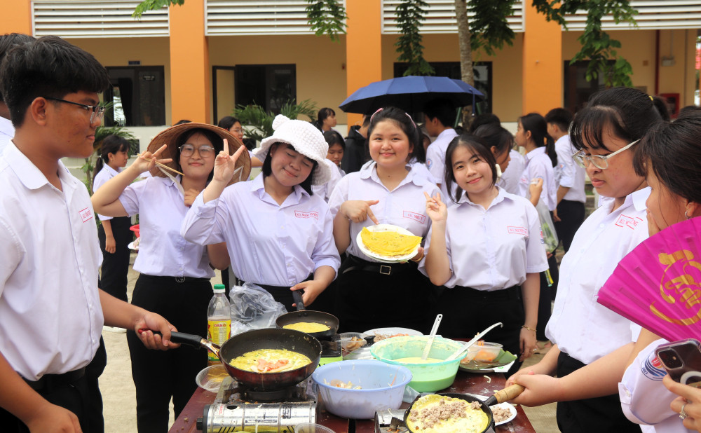 Trường THPT Nguyễn Trung Trực – Bến Lức hướng về ngày giỗ cụ Nguyễn