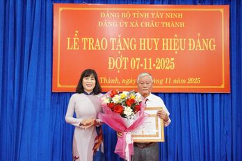 Đảng ủy xã Châu Thành: Trao Huy hiệu Đảng cho 12 đảng viên