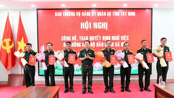 Đảng ủy Quân sự tỉnh Tây Ninh: Công bố, trao quyết định nghỉ việc hưởng chế độ bảo hiểm xã hội