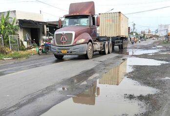 Quốc lộ 62 xuống cấp trầm trọng gây khổ, khó, nguy hiểm