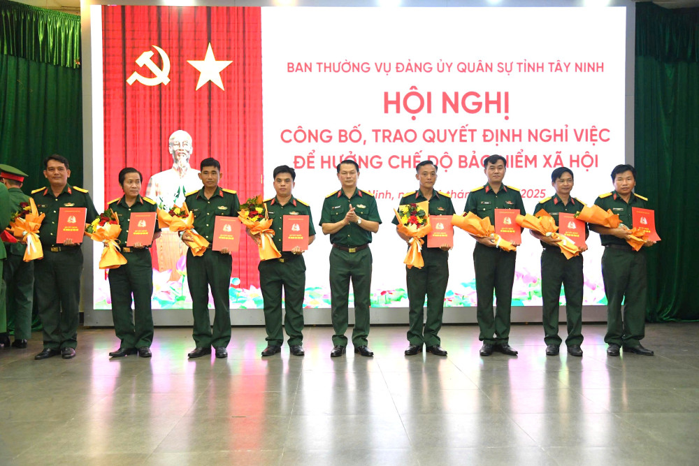 Đảng ủy Quân sự tỉnh Tây Ninh trao quyết định nghỉ việc hưởng chế độ cho 18 cán bộ