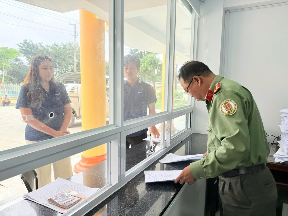 Người nước ngoài và những điều cần biết về thời hạn tạm trú tại Việt Nam