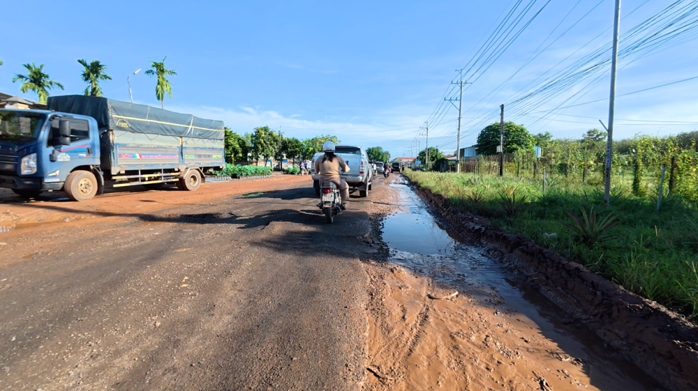 Tuyến đường hẹp nhưng rất đông phương tiện lưu thông