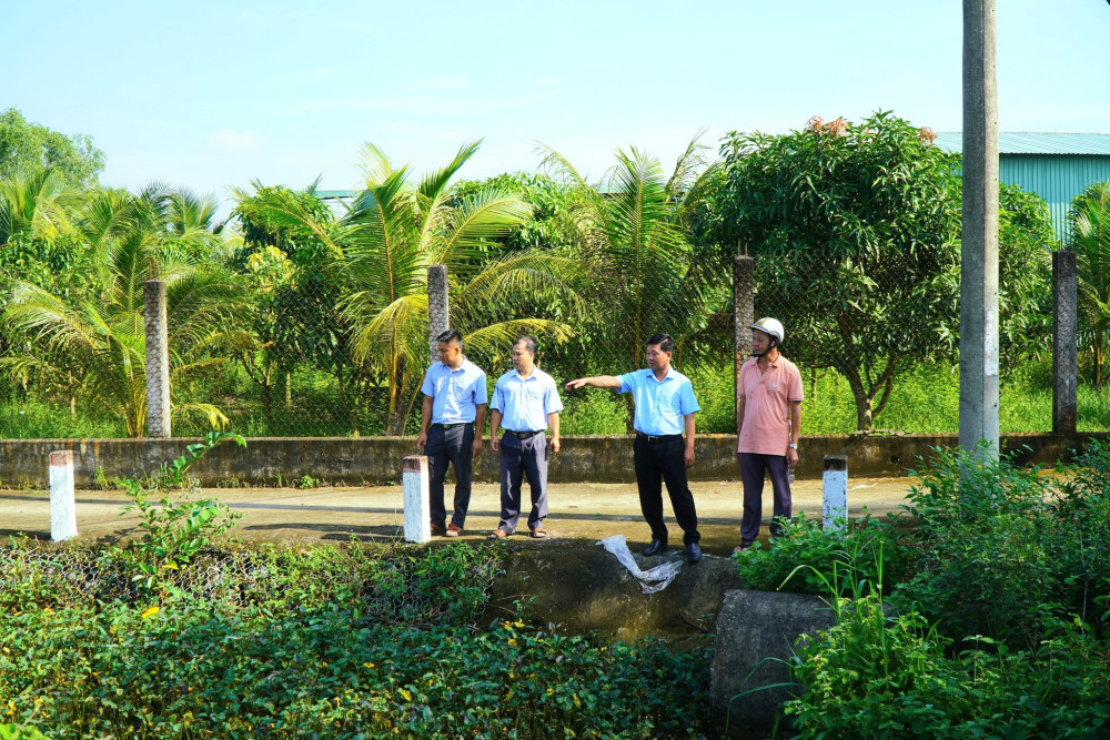 Bí thư Đảng ủy xã Phước Lý Nguyễn Hoàng Lâm khảo sát các trạm bơm trên địa bàn