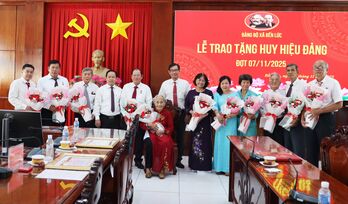 Xã Bến Lức: Trao tặng Huy hiệu Đảng cho 13 đảng viên