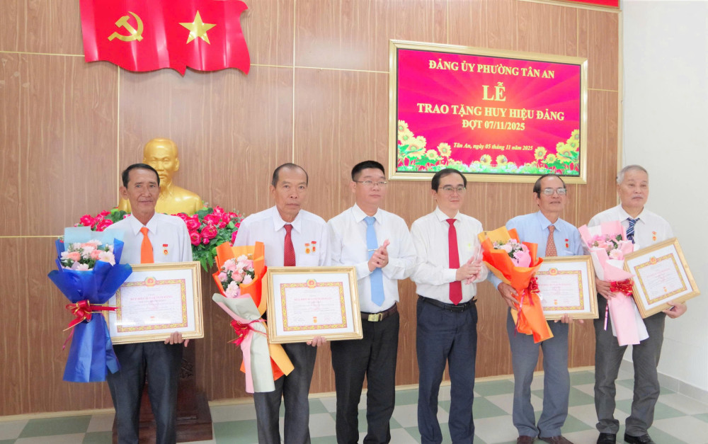 Đảng ủy phường Tân An: Trao Huy hiệu Đảng cho 8 đảng viên