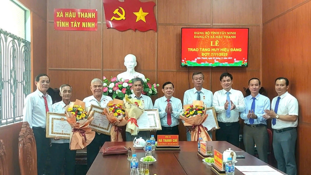 Đảng ủy xã Hậu Thạnh: Trao tặng Huy hiệu Đảng cho 4 đảng viên