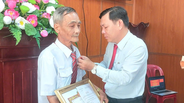 Đảng ủy xã Hậu Thạnh: Trao tặng Huy hiệu Đảng cho 4 đảng viên