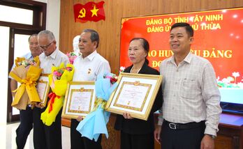 Đảng ủy xã Thủ Thừa: Trao tặng Huy hiệu Đảng cho 4 đảng viên