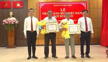 Đảng ủy xã Hậu Nghĩa: Trao tặng Huy hiệu Đảng cho 12 đảng viên