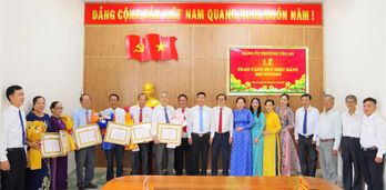 Đảng ủy phường Tân An: Trao Huy hiệu Đảng cho 8 đảng viên