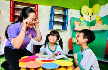 Cô giáo Trần Thị Thu Vân tích cực ứng dụng công nghệ thông tin vào lớp học