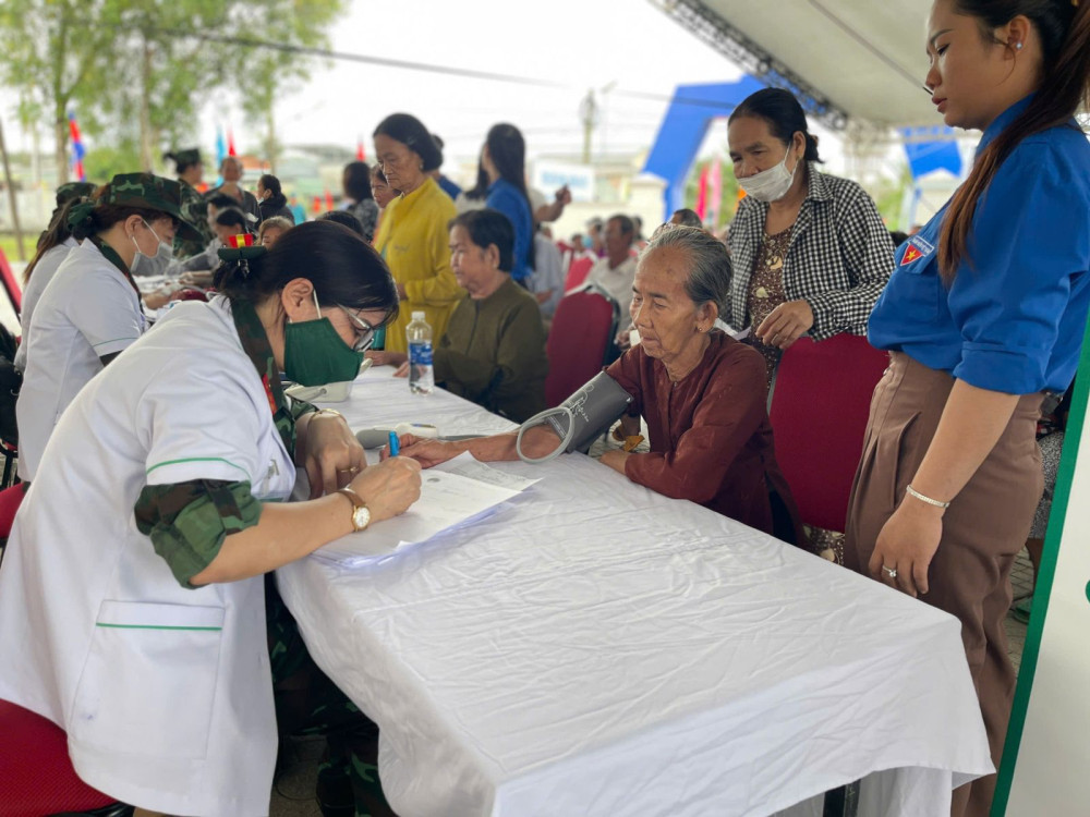 Quân y Việt Nam - Campuchia: Khám bệnh miễn phí cho người dân trên địa bàn xã Long Thuận